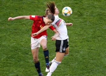 Klara Buehl (ALE) disputa una pelota ante Irene Paredes