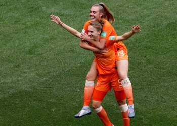 Vivianne Miedema celebra su segundo tanto ante Camerún