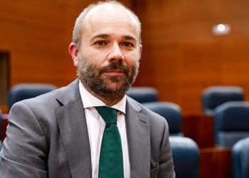 Con el pacto entre los partidos derechistas Cs, PP y Vox, Juan Trinidad llega a la Presidencia de la Asamblea de Madrid.