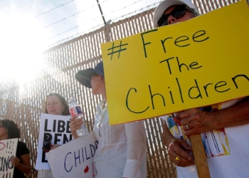 Numerosos manifestantes han protestado en la frontera en contra de la detención y separación de niños migrantes.