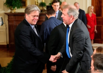 Kim Darroch (derecha) participó en varios encuentros bilaterales entre May y Trump.