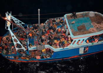 Centenares de migrantes africanos cruzan el Mediterráneo a diario en precarias embarcaciones.