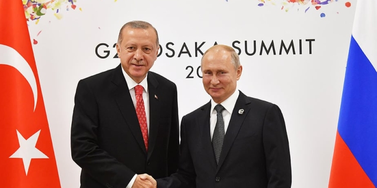 En 2017, Erdogan y Putin suscribieron el convenio sobre la adquisición del sistema de defensa ruso S-400 que comenzó a llegar a Turquía, en contra de las normas de la OTAN