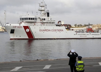 Desde el sábado permanece frente a las costas de Sicilia la embarcación con los 116 migrantes procedentes de Libia.