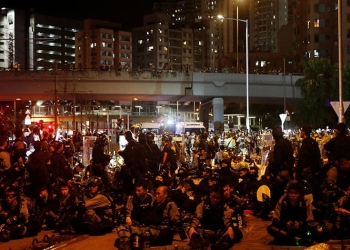 Pese a los anuncios de la policía de reprender hasta con cinco años de presión a los participantes en las protestas, multitudes de ciudadanos continúan saliendo a las calles de Hong Kong para manifestar inconformidad.