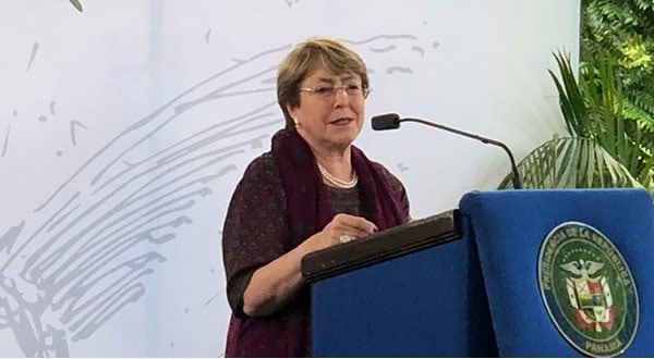 Bachelet considera que los niños nunca deben ser detenidos por razón de su estatus migratorio ni separados de sus familias.
