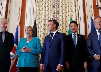 El presidente francés, Emmanuel Macron, y el presidente del Consejo Europeo, Donald Tusk,  con los miembros europeos del G7, el primer ministro británico, Boris Johnson, la canciller alemana, Angela Merkel, y el primer ministro interino de Italia, Giuseppe Conte, durante la cumbre del G7 en Biarritz, Francia, el 24 de agosto de 2019.