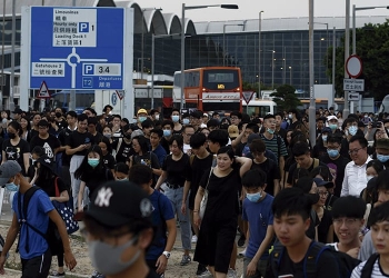 Masiva protesta bloquea el aeropuerto de Hong Kong