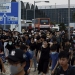 Masiva protesta bloquea el aeropuerto de Hong Kong