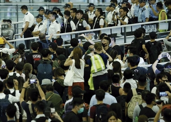 Policía reprimió a manifestantes dentro del Aeropuerto Internacional de Hong Kong