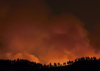Incendio en Gran Canaria obligra la evacuación de dos mil personas