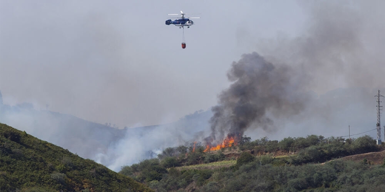 Incendio avanza descontroladamente y las autoridades evacuan a 9 mil personas