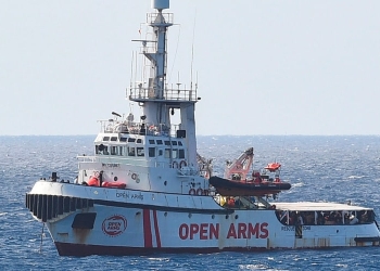 La embarcación española se encuentra a tan solo un kilómetro del puerto de Lampedusa.