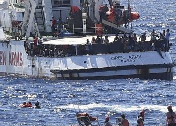 Migrantes del Open Arms saltan al agua en su búsqueda desesperada por llegar a tierra