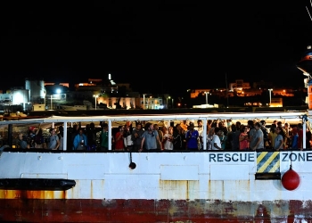 El Open Arms finalmente atracó en Lampedusa.