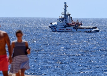 El Open Arms con más de un centenar de migrantes, continúa atracado en Lampedusa a la espera de decisiones