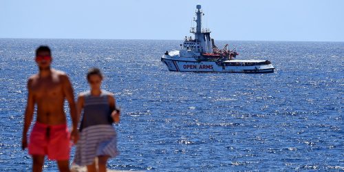 El Open Arms con más de un centenar de migrantes, continúa atracado en Lampedusa a la espera de decisiones