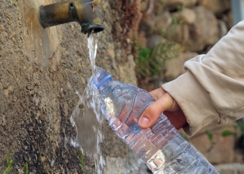 El agua de grifo puede contener microplásticos