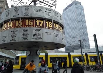 El Reloj mundial, también conocido como el Reloj Mundial Urania, es un
gran reloj mundial de estilo torreta ubicado en la plaza pública de Alexanderplatz, en Mitte, Berlín.
