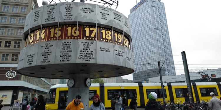 El Reloj mundial, también conocido como el Reloj Mundial Urania, es un
gran reloj mundial de estilo torreta ubicado en la plaza pública de Alexanderplatz, en Mitte, Berlín.