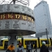 El Reloj mundial, también conocido como el Reloj Mundial Urania, es un
gran reloj mundial de estilo torreta ubicado en la plaza pública de Alexanderplatz, en Mitte, Berlín.