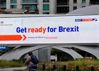 Carteles electrónicos del gobierno advierten a los británicos a prepararse por el Brexit.
