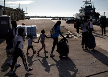 Sobrevivientes de Dorian fueron evacuados de la isla Abaco, dejando atrás un panorama de destrucción