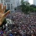 Manifestantes en Hong Kong alzaron la bandera de EEUU y sus manos para pedir ayuda internacional