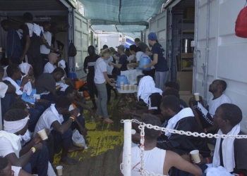 El gobierno italiano autorizó a desembarcar a los migrantes africanos a bordo del buque Ocean Viking en la isla de Lampedusa.
