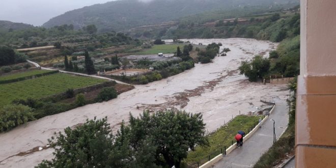 El desbortamiento del río Clariano en Ontinyent ha ocasionado importantes pérdidas materiales.