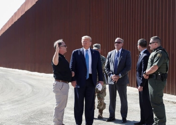 En su visita de inspección de las obras de levantamiento del muro fronterizo con México, al presidente de EEUU Donald Trump lo acompañaron el secretario provisional de Seguridad Nacional, Kevin McAleenan, funcionarios de la CBP y del Cuerpo de Ingenieros del Ejército, y trabajadores de la construcción.