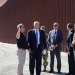 En su visita de inspección de las obras de levantamiento del muro fronterizo con México, al presidente de EEUU Donald Trump lo acompañaron el secretario provisional de Seguridad Nacional, Kevin McAleenan, funcionarios de la CBP y del Cuerpo de Ingenieros del Ejército, y trabajadores de la construcción.