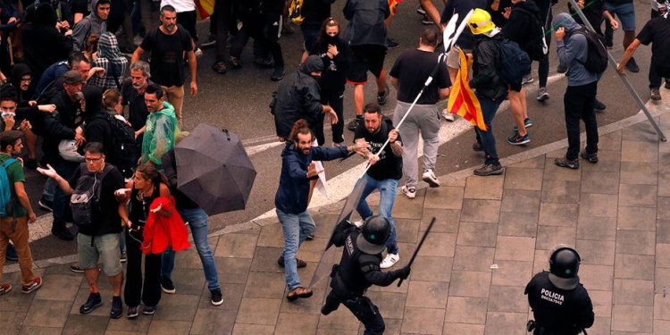 Enfrentamiento entres manifestantes independentistas y Policía Nacional