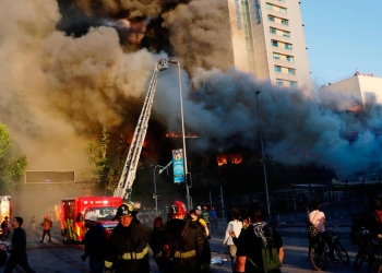 Protestas y saqueos en Chile provocaron un gran incendio en un centro comercial de Santiago.