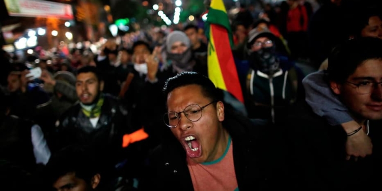 Miles de personas han salido a las calles de Bolivia para protestar contra el fraude electoral.