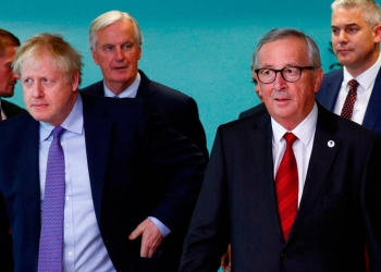 Juncker y Johnson se encontraron en el inicio de la Cumbre Europea.