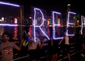 Manifestantes de Hong Kong siguen presionando cambios políticos en China, al cumplirse 70 años de la llegada del comunismo en ese país asiático
