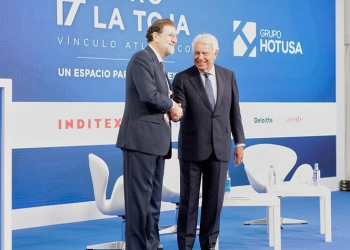 Mariano Rajoy y Felipe González luego de sus intervenciones en Foro La Toja Vínculo Atlántico