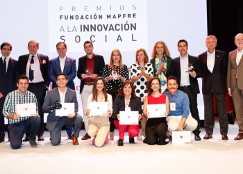 Grupo de premiados y finalistas con directivos de la Fundación MAPFRE.