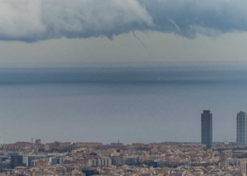 En su cuenta en la red social Twitter, Aemet difunde este lunes esta fotografía en las que se aprecia una tromba marina sobre la costa de Catalunya.