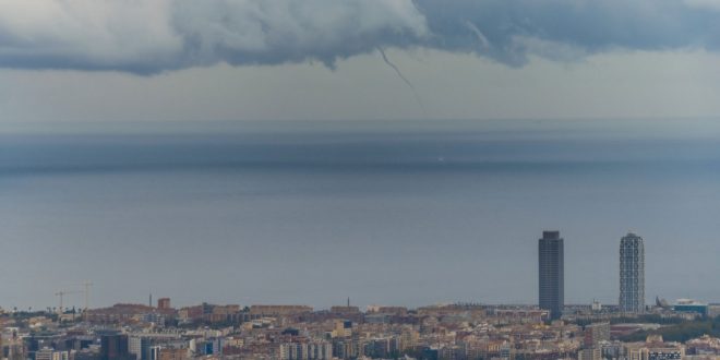 En su cuenta en la red social Twitter, Aemet difunde este lunes esta fotografía en las que se aprecia una tromba marina sobre la costa de Catalunya.