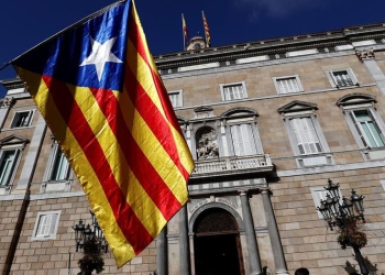 Los símbolos y pancartas de los independentistas catalanes ya fueron retirados no solo de la fachada del Palau de la Generalitat, sino de las sedes de las conselleries de Catalunya.