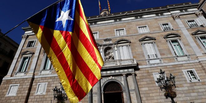 Los símbolos y pancartas de los independentistas catalanes ya fueron retirados no solo de la fachada del Palau de la Generalitat, sino de las sedes de las conselleries de Catalunya.