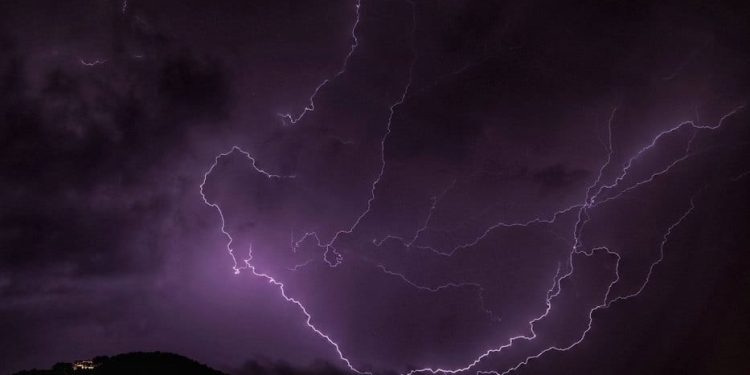 Tormenta eléctrica ocasionada por la DANA en el cielo de Santa Eulalia del Río en Baleares/Twitter