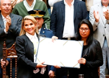 Jeanine Áñez, presidenta interina, presentó la ley firmada junto a la presidenta del Senado, Eva Copa, dirigente del MAS