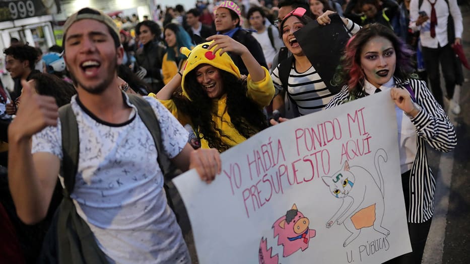 Estudiantes colombianos protestaron en octubre pasado contra la corrupción y la represión policial