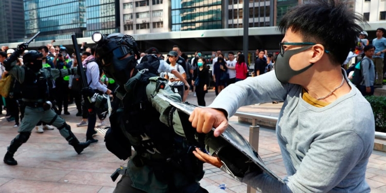 Los enfrentamientos se trasladaron a las universidades de Hong Kong este miércoles