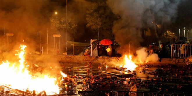 La violencia se desató este domingo en Hong Kong, mientras su economía entró en recesión