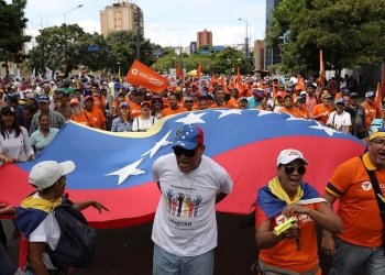 Grupos de venezolanos marchan por la avenida Francisco de Miranda hacia la Plaza José Martí, en Caracas