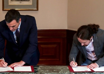 El presidente en funciones, Pedro Sánchez, y el líder de Podemos, Pablo Iglesias, durante la firma del acuerdo electoral PSOE-Podemos